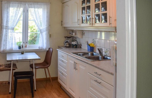 Bamble House | Charming Coastal Getaway near the Sea with Spa Access