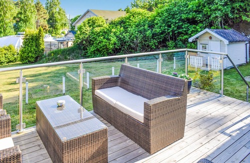 Bamble House | Charming Coastal Getaway near the Sea with Spa Access