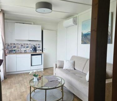 Sendvario seniunija House | Guest Rated: 9.8 - Cozy Hut with Hot Tub for Relaxation
