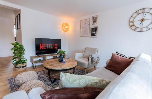 Longkamp Apartment | Cozy Retreat with Netflix, Parking & Pet-Friendly Perks