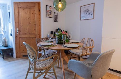 Longkamp Apartment | Cozy Retreat with Netflix, Parking & Pet-Friendly Perks
