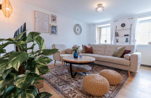 Longkamp Apartment | Cozy Retreat with Netflix, Parking & Pet-Friendly Perks