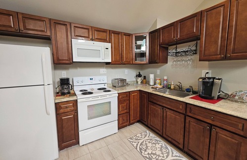 Moon Township Apartment | Inviting Suite B in Coraopolis with Breakfast & Kitchen