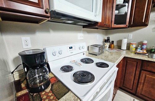 Moon Township Apartment | Inviting Suite B in Coraopolis with Breakfast & Kitchen