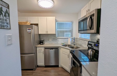 South Lamar House | Inviting Stay in Heart of S. Lamar with Breakfast & Kitchen