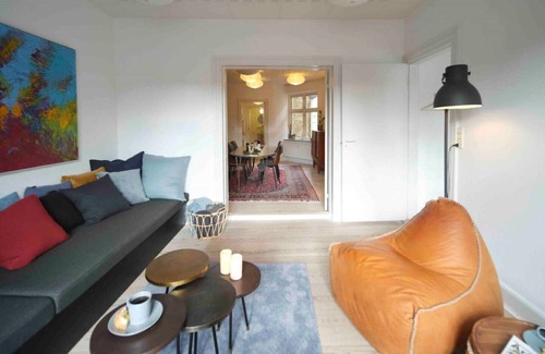 Midtbyen Apartment | Inviting Retreat in the Heart of Aarhus with Ocean View