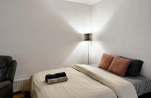 Pohjoinen Suurpiiri House | Cozy Independent House with Free Parking and 20 mins to center