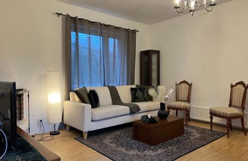 Pohjoinen Suurpiiri House | Cozy Independent House with Free Parking and 20 mins to center