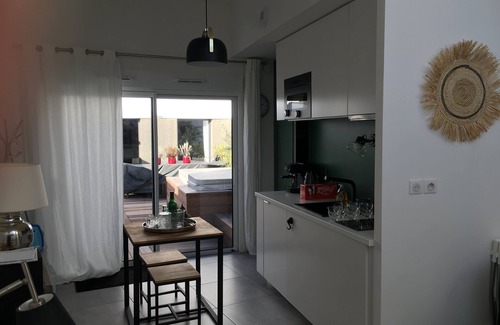 Le Bouscat House | Budget-Friendly Independent Studio for Your Next Getaway