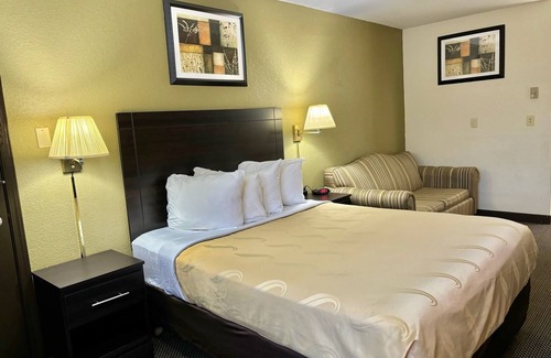 Centralia Hotel | Comfortable Stay at Cozy Inn with Pool and Breakfast