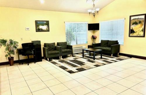 Centralia Hotel | Beachfront Getaway at Cozy Inn with Pool and Ocean Views