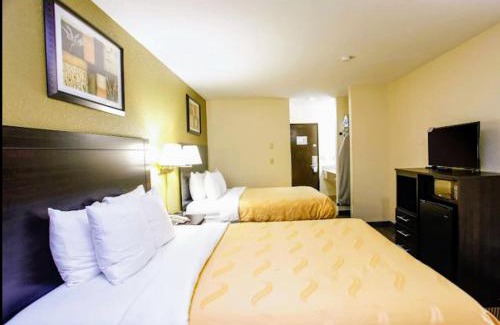 Centralia Hotel | Beachfront Getaway at Cozy Inn with Pool and Ocean Views
