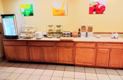 Centralia Hotel | Beachfront Getaway at Cozy Inn with Pool and Ocean Views