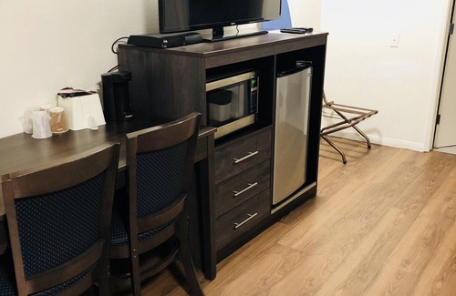 Santa Ana Heights Hotel | Inviting Stay at Cozy Inn with Pool and Spa Amenities