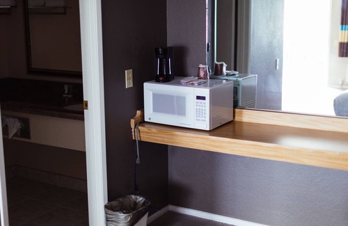 Santa Ana Heights Hotel | Inviting Stay at Cozy Inn with Pool and Spa Amenities