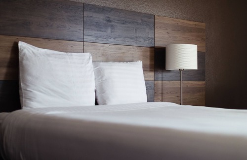 Santa Ana Heights Hotel | Inviting Stay at Cozy Inn with Pool and Spa Amenities