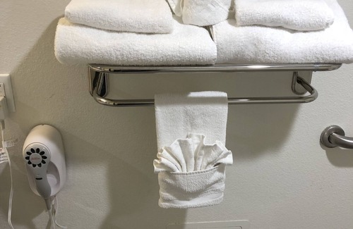 Santa Ana Heights Hotel | Inviting Stay at Cozy Inn with Pool and Spa Amenities