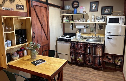 Blanchard Cabin | Cozy Italian themed Cabin close to Blanchard/walking trails/fishing pond.