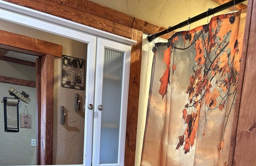 Blanchard Cabin | Cozy Italian themed Cabin close to Blanchard/walking trails/fishing pond.
