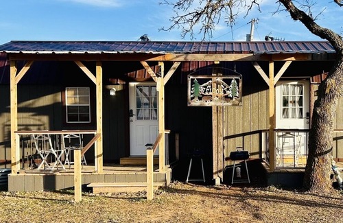 Blanchard Cabin | Cozy Italian themed Cabin close to Blanchard/walking trails/fishing pond.