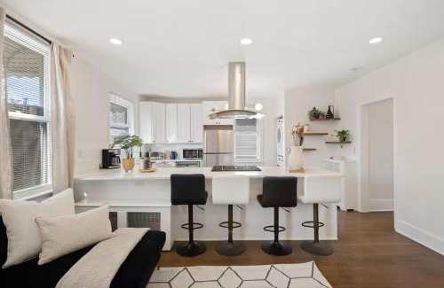 The Heights House | Cozy Jersey City Retreat with Mins to Manhattan plus WiFi and Workspace