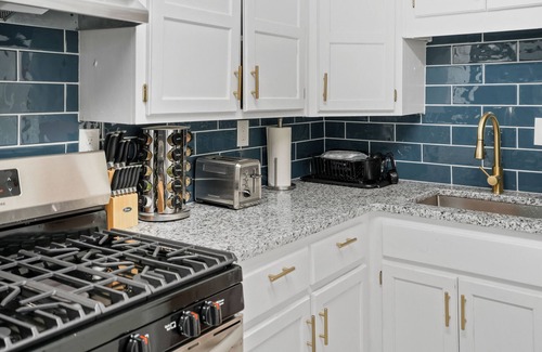 Kansas City Apartment | Renovated 1BD Retreat Near KC MED with Pet-Friendly Perks