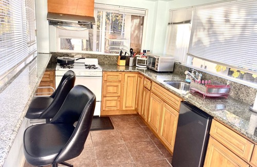 San Ramon Apartment | Inviting King Suite with Kitchen in Tri-Valley Area