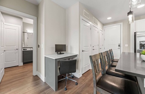 Fort Worth Apartment | Cozy King Bed | Pool+Gym+Free Parking+Stockyards