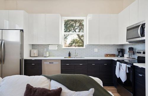 Greater East End House | Cozy King Suite in Houston TX