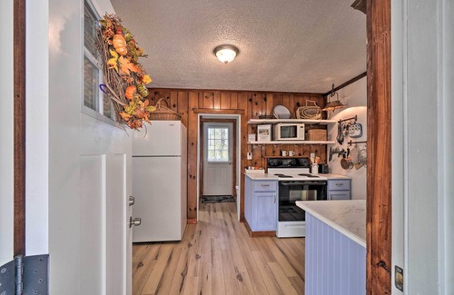 Knoxville Cabin | Inviting Knoxville Getaway with Spa & Breakfast Near Downtown