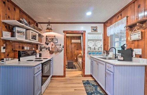 Knoxville Cabin | Inviting Knoxville Getaway with Spa & Breakfast Near Downtown