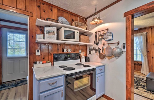 Knoxville Cabin | Inviting Knoxville Getaway with Spa & Breakfast Near Downtown