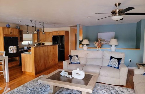 Charlton Apartment | Pet-Friendly Cozy Lake Cottage with Breakfast Included