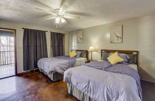 Redwood Hotel | Inviting Lakefront Room with Pet-Friendly Amenities