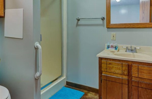 Redwood Hotel | Inviting Lakefront Room with Pet-Friendly Amenities