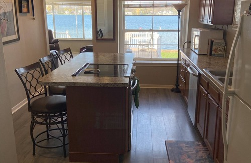 Waterford Cottage | Guest Rated 10/10 at Cozy Lake House with Breakfast & Kitchen