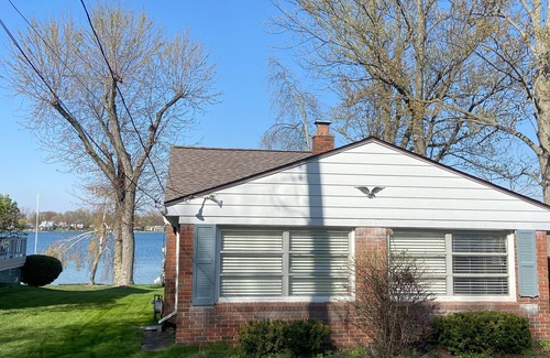 Waterford Cottage | Guest Rated 10/10 at Cozy Lake House with Breakfast & Kitchen