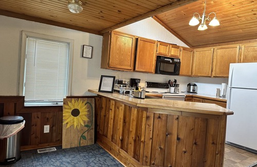 Portage Lakes House | Idyllic Lake House: Family-Friendly Retreat Steps from Water