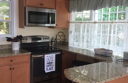 Centerville House | Idyllic Lake House Near Craigville Beach with Ocean View