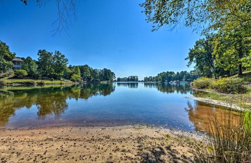 Salem Apartment | Inviting Lake Keowee Condo with Pool and Hot Tub Access