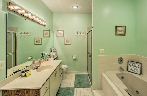Salem Apartment | Inviting Lake Keowee Condo with Pool and Hot Tub Access