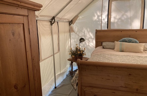 Hayden Cabin | Delightful Lake Place Getaway with Spa & Ocean Views