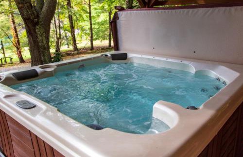 Topton Villa | Idyllic Lakefront Cabin: Family Retreat on Lake Nantahala
