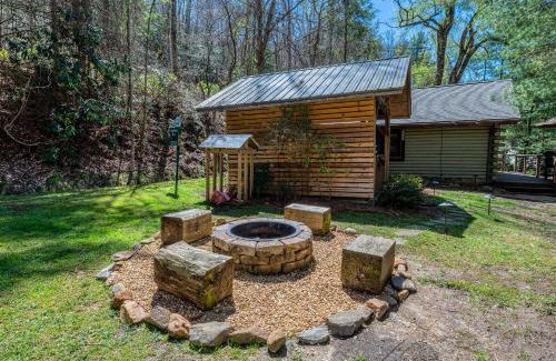Topton Villa | Idyllic Lakefront Cabin: Family Retreat on Lake Nantahala