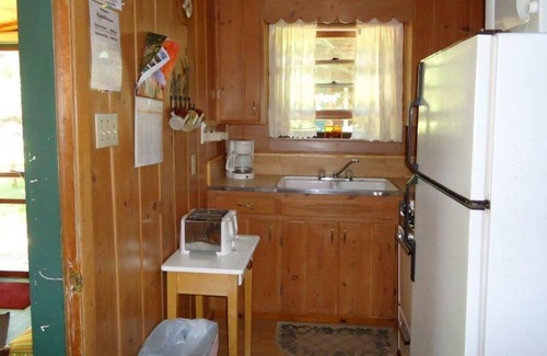 Hayward Resort | Inviting Lakefront Cabin with Pool and Breakfast Included