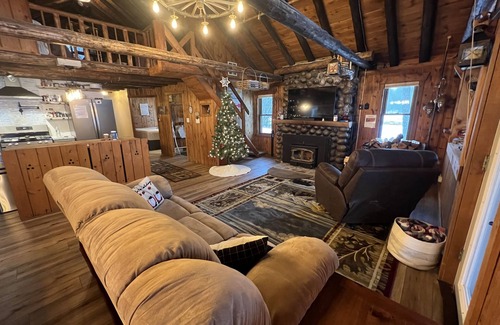 Rumely House | Inviting Lakefront Cabin: Year-Round Family Retreat!