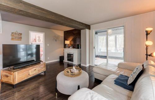 Stanstead Township Ski Chalet | Cozy Lakefront Chalet near Magog