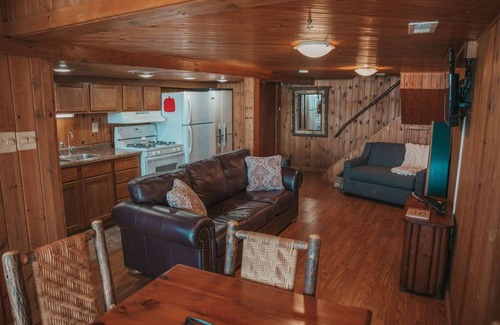 Syracuse Cottage | Idyllic Lakefront Cottage - 5 Minutes from Lake Wawasee