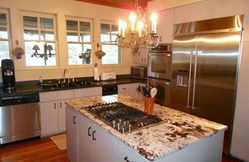 Tuxedo House | Relaxing Lakefront Retreat at Lake Summit with Spa & Pool