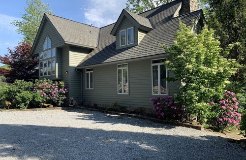 Tuxedo House | Relaxing Lakefront Retreat at Lake Summit with Spa & Pool